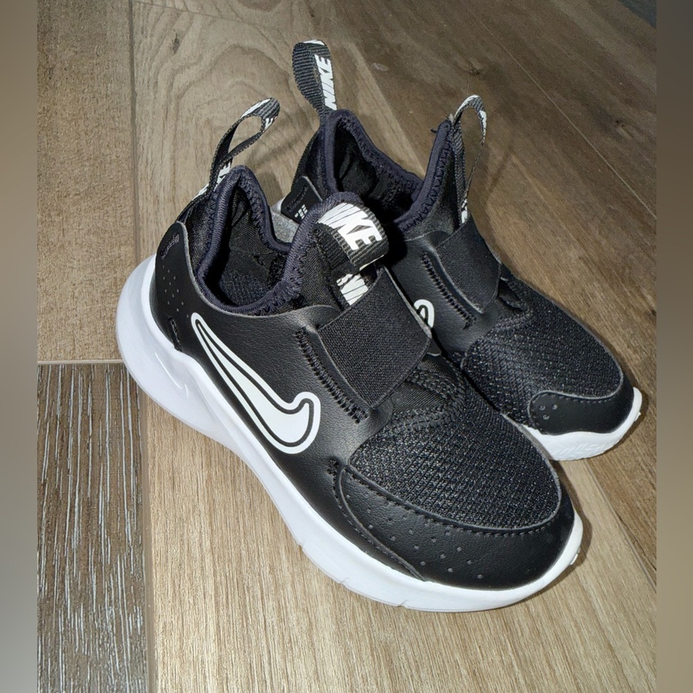 Nike Like New Toddler Size 9 Black and White Slip-on Sneakers